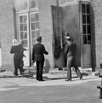 831214 Afbeelding van het blussen van een brand in de speelzaal van de kleuterschool Het Merelnest (Ondiep 63).